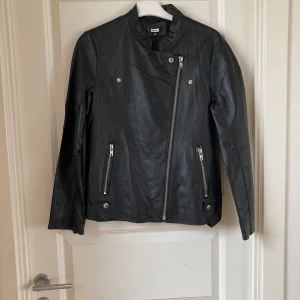 Skinnjacka  - Säljer en helt oanvänd skinnjacka från bikbok . Inköpt förra hösten för som ni ser 1499 kr och jag säljer den för 1000 kr  Storlek xs