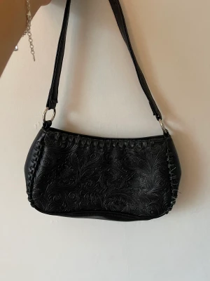 Axelväska  - Cool axelväska med ett fint mönster. Köpt second hand. 