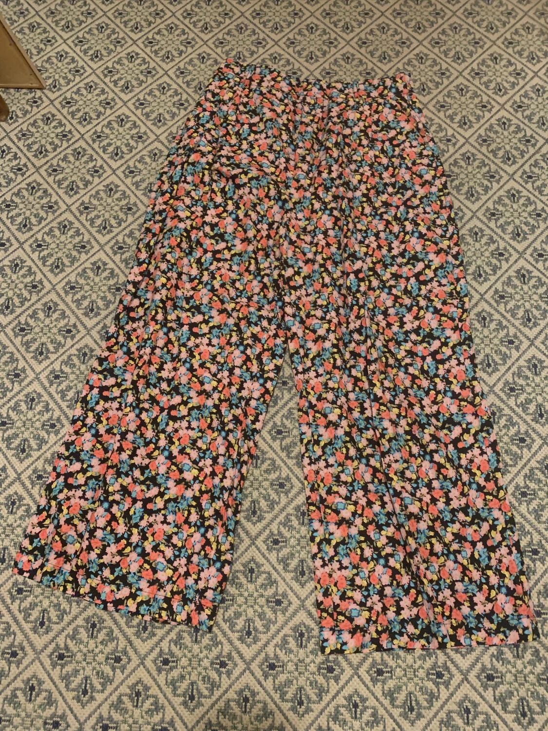 Blommiga byxor