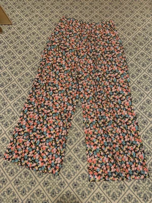 Blommiga byxor - Söta byxor från Gina. Utsvängda/ballong passform. Kallar dom mina ”Harry Styles byxor” :) Är lite för långa för mig (160)