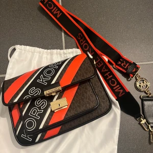 Michael kors väska - Fick denna fina väska till studenten, tyvärr inte min stil. Säljer den så någon annan får glädje av den.