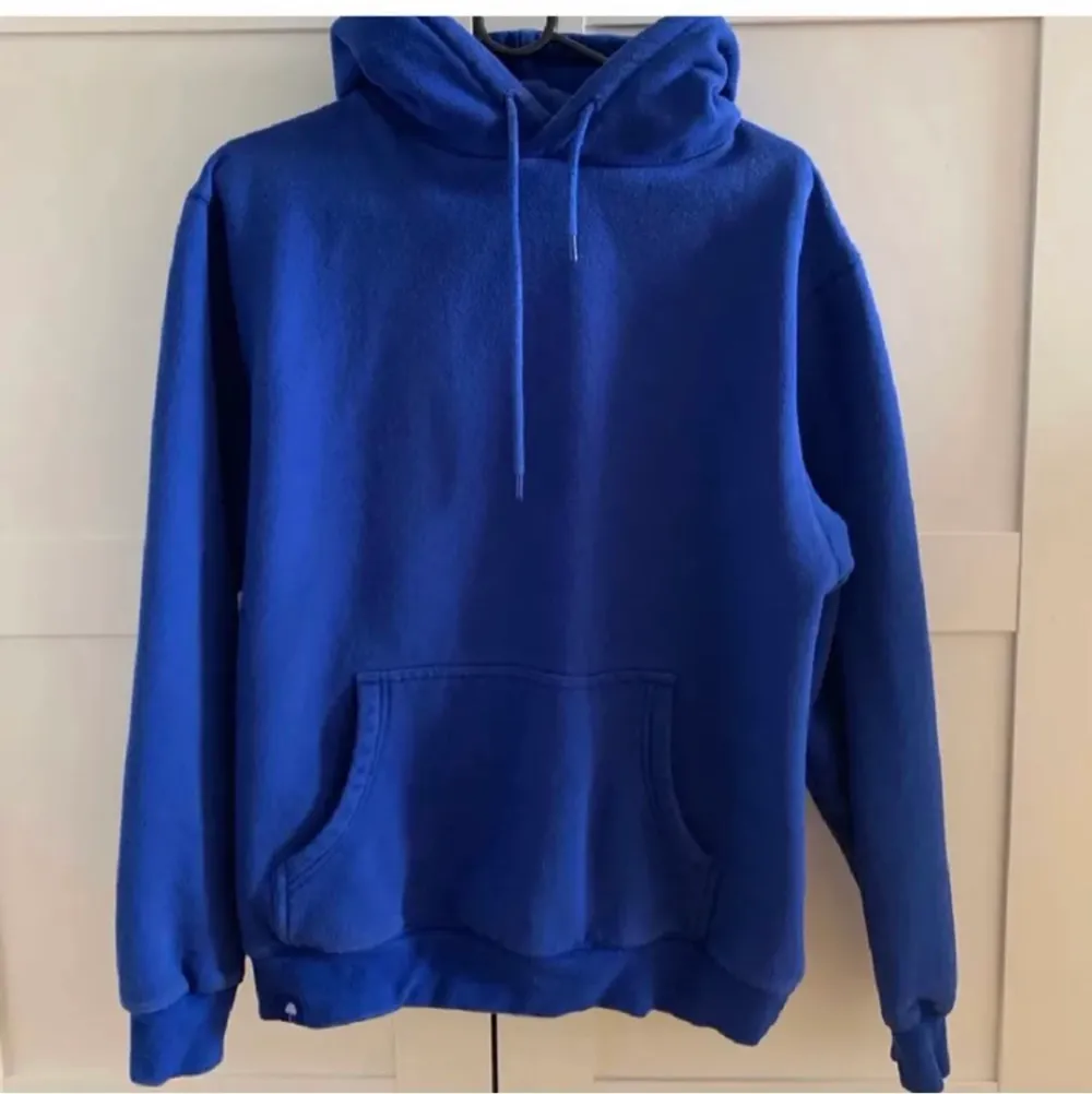 Väldigt sparsamt använd hoodie från hèlas i en super fin klarblå färg! Nypris ca 1000 kr, mitt pris 350!! Skriv vid intresse/frågor 💙. Hoodies.