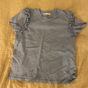 Volang tshirt  - super söt volang tshirt köpare står för frakt❤️❤️