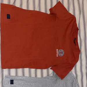 Två Morris t-shirts - Två Morris t-shirts i storlek S båda två, köptes för lite mer en ett år sedan men knappast använda, så ganska bra skick. Priset kan diskuteras. Den röda t-shirten har en liten deffekt om ni vill ha bilder så visar jag de såklart💓 (Säljer åt min kille) 
