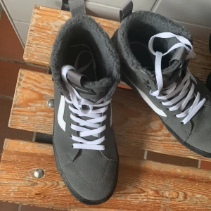 Vinter skor - Vinterskor för bra pris. Och är ny köpta. Använda ett fåtal gånger 