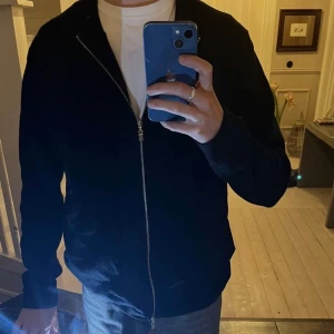 Zip up - Hjälper min kille sälja denna zip Ipren från tiger of sweden , st M . Den kosta 1600 ny  700