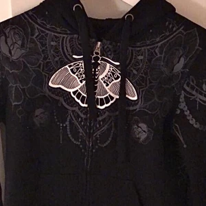 emp sip up hooidie - cute graphic sipup hoodie!!! köpt på emp shop ganska ny inte använd så mycket!!😻🤲