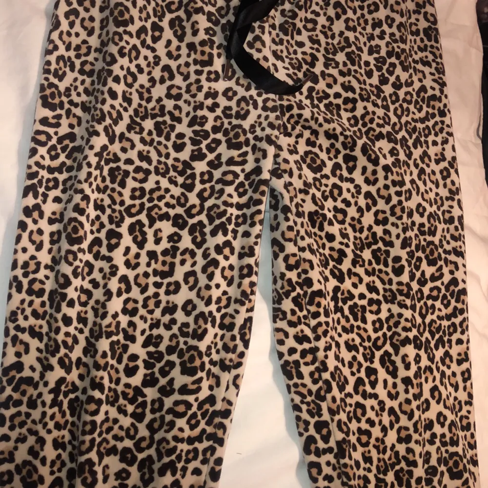 Säljer ett par leopardmönstrade mjukisbyxor från Gina tricot i fint skick. Använda ett tag och sen bortglömda. Nypris ca 200kr. . Jeans & Byxor.