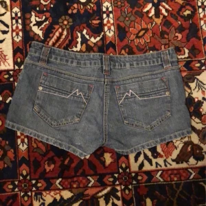 shorts  - korta jätte cute shorts vene strl det står inte men passar typ M- S!! bra skick!!🤲🤲