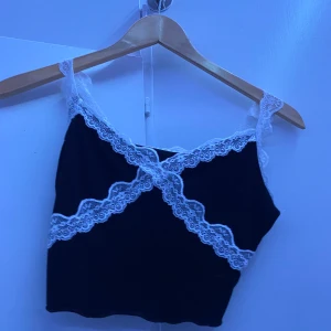 crop top - fin croptop köpt från plick, använd en gång av mig, är insyn vid bandet för den var lite för stor, sitter skönt