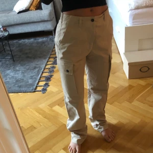 Cargobyxor låg midja - Beiga cargobyxor med låg midja. Från märket C.P Company. Storlek S. Köpta secondhand men är som helt nya. Jag är 160cm. Köparen står för frakten. 
