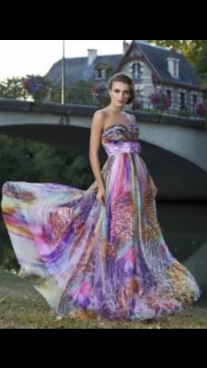 Klänning - Klänningen kan från backlängen förståras och minskas 