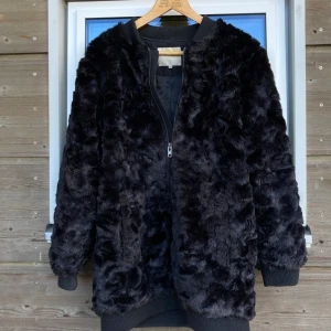 Jacka från Femme strl 36 - Jättefin jacka från Femme. Nypris 1200kr. Som ny. Inga skador.