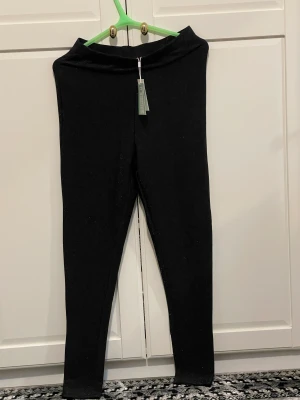 Glitter leggings från Piecec Marternity  -  2 par Snygga glitter leggings från Pieces marternity aldrig använda prislapp medföljer storlek S och M finns 200 kr st