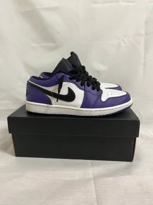 Air Jordan 1 Low Court Purple - Ett par Air Jordan 1 Low Court Purple i US 7,5 (EU 40,5) i använt men fint skick! Kommer med original låda. 