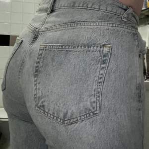 Raka jeans med hål från Gina Tricot. Liten i storleken!! Kolla min bio innan köp!:)