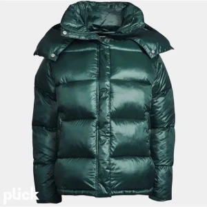 mörkgrön Pufferjacket.  - säljer denna jättesnygga pufferjacket ifrån mango som just nu är slut i lager. Jackan på första bilden är inte jackan men den liknar denna mycket populära jacka, jackan på andra bilden är jackan jag säljer ! ny pris 1000! helt ny!