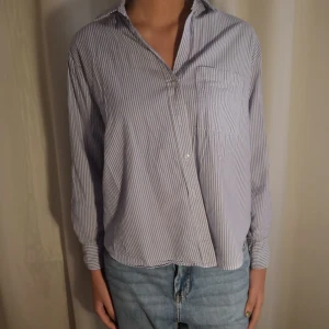 Randig blå vit skjorta strl M - Randig blå vit skjorta från Zara strl M, använd men bra skick 