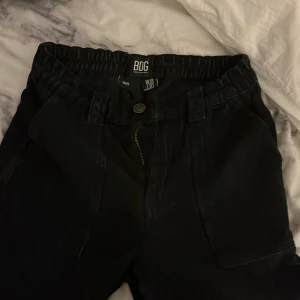 manchester byxor - säljer dessa super snygga manchester byxor från urban outfitters då de inte kommer till använding längre. sitter baggy och är i bra skick. skriv till mig om du har några frågor☺️