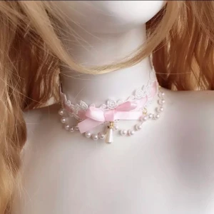 Rosa choker - Jättefin men kommer inte till användning. Skriv för fler bilder! Frakt kostar 13kr💕