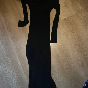 Klänning med slits  - Säljer denna fina klänningen då den inte kommer till användning 