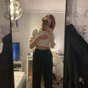 kostymbyxor  - säljer mina kostymbyxor från ginatricot i storlek 34. Dom är svarta med ”fakefickor” på rumpan och riktiga fickor fram. Dom är högmidjade. Priset är inte hugget i sten, så skriv vad ni kan ge. 