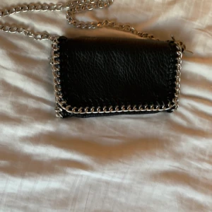 Tiamo väska - Snygg tiamo väska. Tyvärr är den lite trasig missande av en knapp men den går självklara att laga.