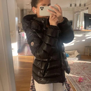 Moncler Bady short down jacket - svart - I princip helt ny! Använd max 3/4 gånger. Storlek 3 vilket innebär S/M och jag är 160cm lång. Har lådan, kvitto, moncler tygpåse och etiketter kvar! Nypris 11.280kr  Skriv för mer bilder eller videos