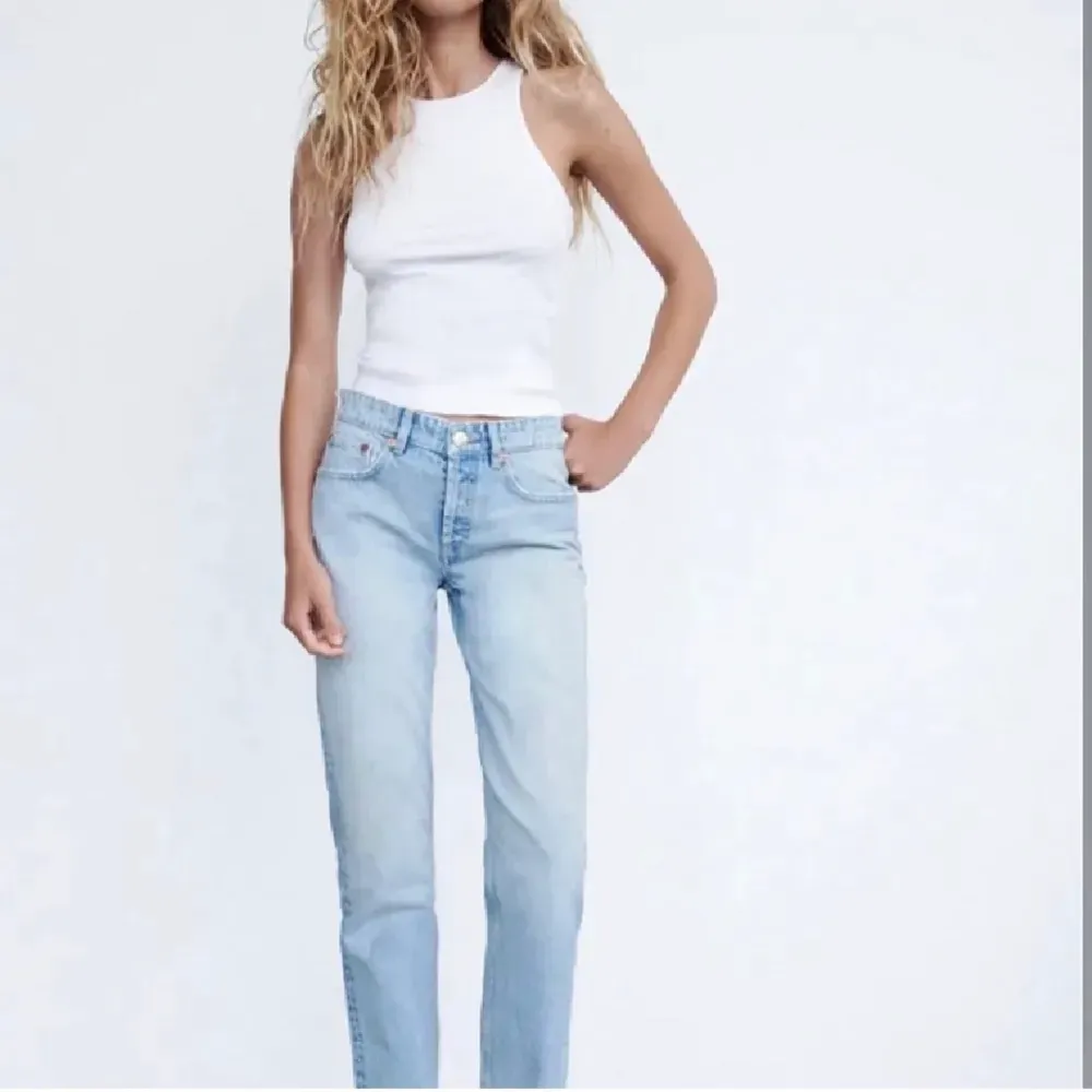 Säljer mina jättesnygga populära zara jeans som ej kommer till användning!!  Kan både mötas upp eller frakta!!. Jeans & Byxor.