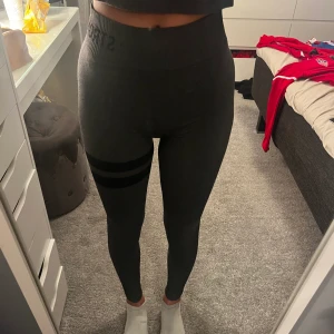 Stronges träningsbyxor  - Säljer nu mina stronger träningsbyxor som inte kommer till andvändning längre. Dem är i storlek xs/s. Nypris är 699kr. Köparen står för frakt 