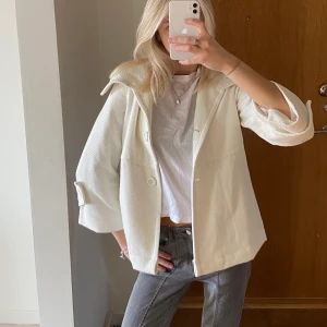 Kort kappa - Världens snyggaste korta kappa, köpt second hand men det finns inga tecken på användning☺️❤️ perfekt nu till hösten och vintern 