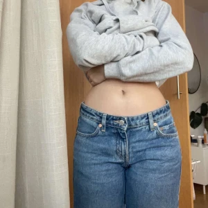 Weekday jeans - Jeans från Weekday i både svart och blå i storlek W25. Ställ frågor privat om ni vill :) Nypris kostar 500kr men jag säljer för 200/st eller båda för 320. Hon på sista bilden är 173 för preferenser om hur långa jeansen är i W25