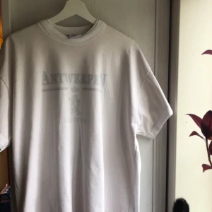 Vetements Antwerpen doubletee oversized - Vetements Antwerpen dubbeltshirt i väldigt bra skick. Den är strl S men sitter mer som en normal M. Inga fläckar alls, tvättad 2 gånger i låg värme.   Köpt på grailed för 390$, ca 2 år sedan, sedan bara legat i garderoben  Postar eller möts i Kalmar 
