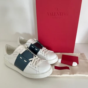 Valentino skor - Mörkblåa valentino skor i strl 37, kommer med dustbag, skolåda och extra skosnören - skriv om ni har frågor eller vill ha fler bilder 🙌🏼