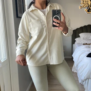 Manchester skjort  - Säljer denna skjorta, aldrig använd i storlek 40. Skjortan är även lite längre baktill.   Inga fläckar & inga skador.   Jag är 175cm. 