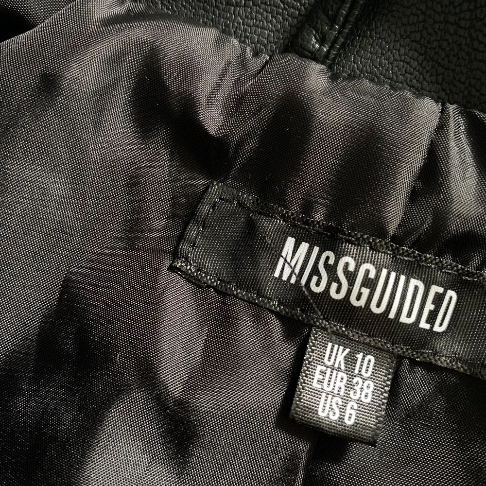 Säljer nu min helt oanvända ”Missguided” skinnjacka, helt slutsåld hos Nelly.se🖤  Hör av er vid frågor eller intresse.🥰  Rensat min garderob så kika gärna på mina övriga annonser.😍. Jackor.