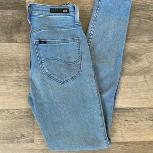 Lee jeans - Mina favoritjeans från Lee som tyvärr har blivit för små. Använda men i väldigt fint skick ✨ Modellen är Scarlett High i storlek 27x31 