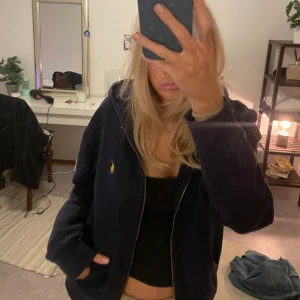 Ralph lauren zip tröja - Så fin och bekväm ralphlauren tröja enkel att matcha. Perfekt till hösten. Fint skick🫶🏼🫶🏼