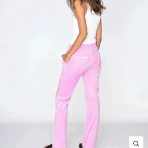 Juicy country byxor  - Säljer nu mina ljus rosa juicy country byxor i färgen orchid 💗 ny pris 1100kr använda fåtal gånger ser ut som nya💗 storlek xxs men passar även xs, köparen står för frakten!💗