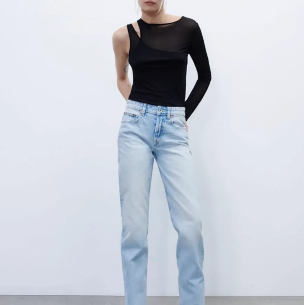 Säljer dessa oanvända jeans från Zara med prislappen kvar, pga att dom är för små🤍. Jeans & Byxor.