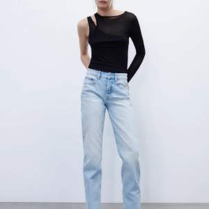 Säljer dessa oanvända jeans från Zara med prislappen kvar, pga att dom är för små🤍