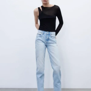 Zara - Säljer dessa oanvända jeans från Zara med prislappen kvar, pga att dom är för små🤍