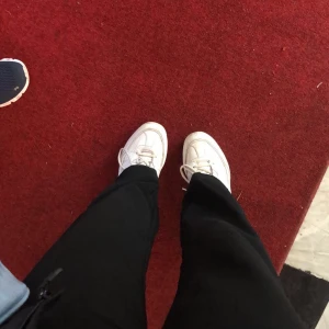 Svarta jeans  - Svarta jeans, andvänt en gång, inte långa nere vid fötterna men inte super korta häller