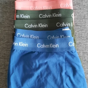 Calvin Klein kalsonger - 2 blåa, 2 rosa och 2 gröna kalsonger från Calvin Klein. Aldrig använda. Storlek L.  Kan skickas om köparen betalar frakt