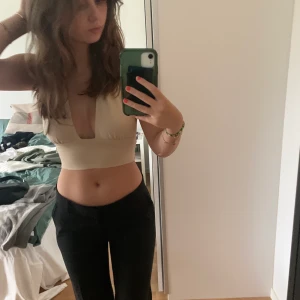 FESTLIG TOPP - En jättefin topp till antingen fest eller att använda under sommaren! Skönt och stretchiga material och bara änvänd ett fåtal gånger, köpt från subdued💓