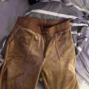 Juicy couture  - Säljer dessa ljusbruna juicy byxor då jag vill ha en annan färg och dessa är för stora :) Går även att byta mot annan färg i strl s