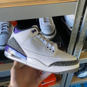 Air Jordan 3 Iris - Helt nya och oanvända Air Jordan 3 Iris storlek 42.5 Eu! Köpte de från SNKRS! Skriv till mig vid frågor eller behov av fler bilder!