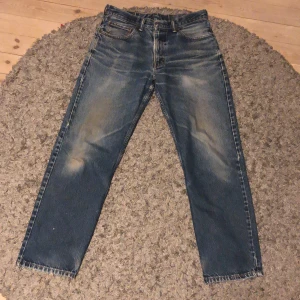 550 Levis vintage Jeans - Tja säljer av dessa sällsynta Levis Jeans som är i modellen 550. Dessa går bara att få tag genom import från Amerika.  Ialfall så är dem väldigt fina, inga hål. W33 L32