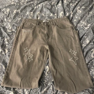 Broken planet market Jeans  - Köpta från Broken planet market. Storlek w38 l36. Nypris 1100 Aldrig använda Köpte tyvärr 10 storlekar för stort så därför säljer jag dessa. 400kr eller bud, köparen står för frakt