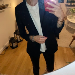 Kavaj - Säljer en svart kavaj i storlek 34 för 50 kr. Kan mötas upp i Uppsala alternativt posta givet att köparen står för fraktkostnaden👋🏼